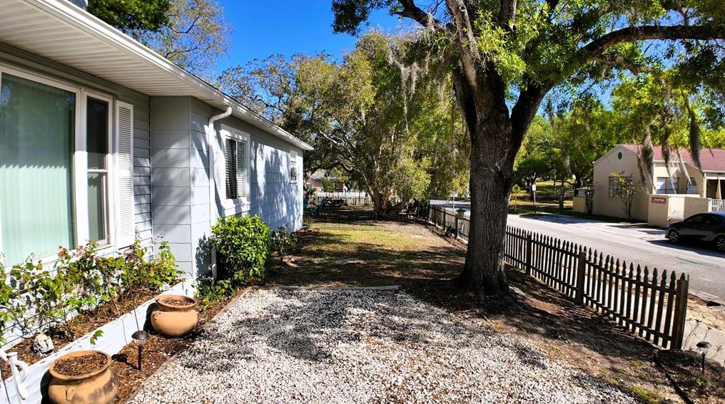 106 N Levis Ave, Tarpon Springs, FL 34689