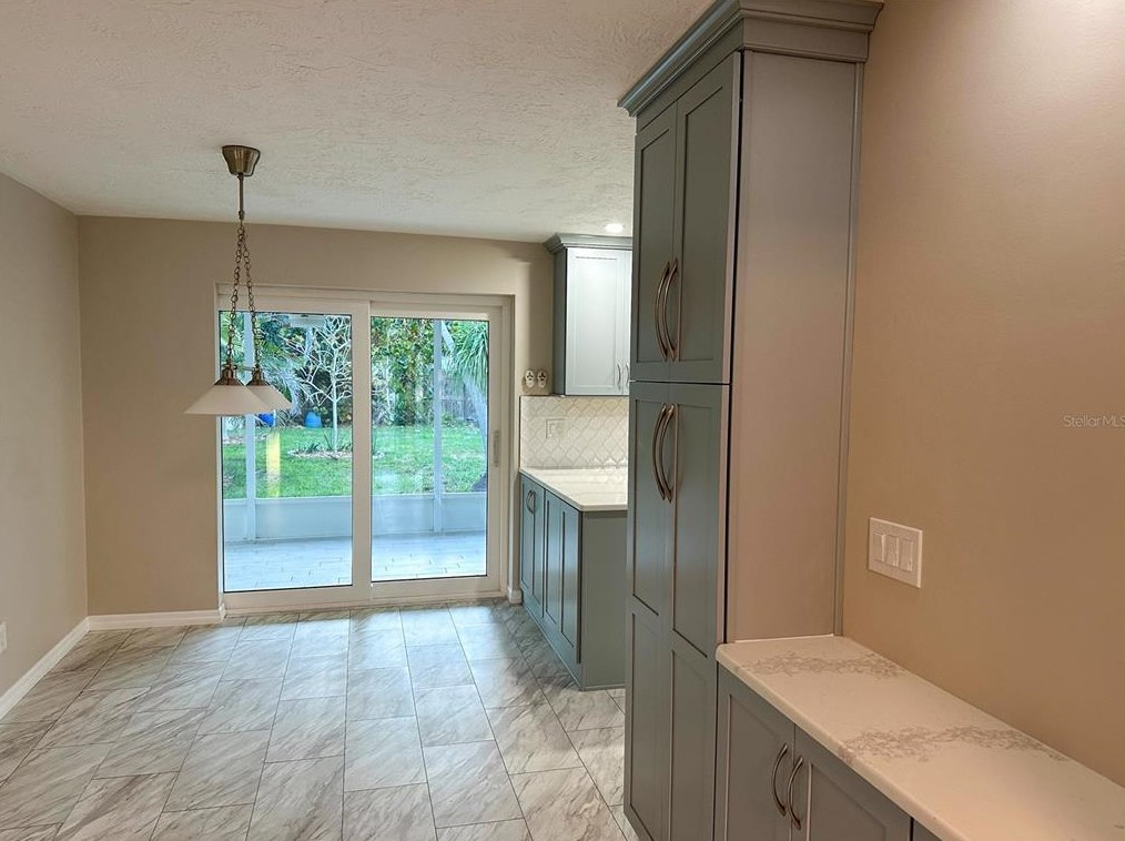 641 La Plaza Ave, Saint Petersburg FL  33707-2223 exterior