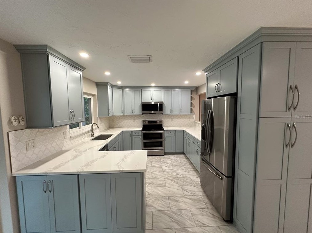 641 La Plaza Ave, Saint Petersburg FL  33707-2223 exterior