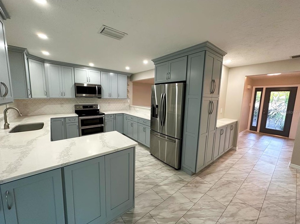 641 La Plaza Ave, Saint Petersburg FL  33707-2223 exterior