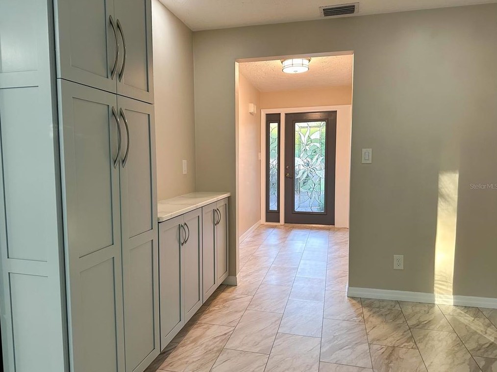 641 La Plaza Ave, Saint Petersburg FL  33707-2223 exterior