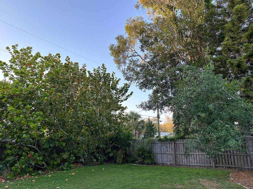 641 La Plaza Ave, Saint Petersburg FL  33707-2223 exterior