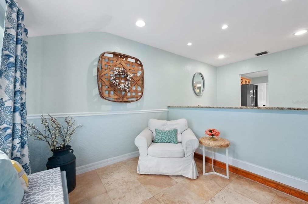 1071 45th Ave, Saint Petersburg FL  33703-3615 exterior