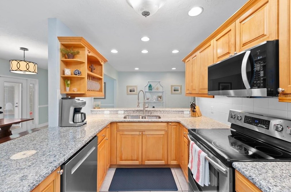 1071 45th Ave, Saint Petersburg FL  33703-3615 exterior