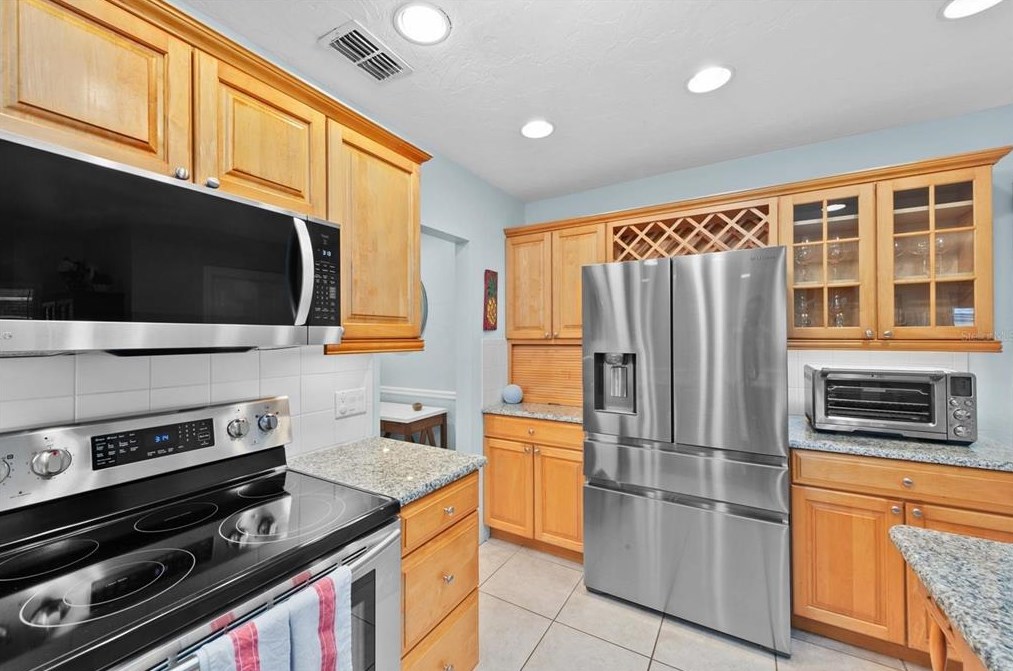 1071 45th Ave, Saint Petersburg FL  33703-3615 exterior