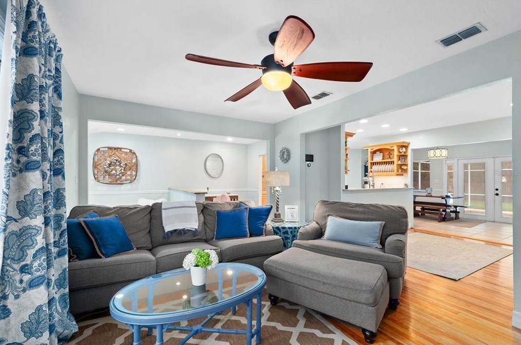 1071 45th Ave, Saint Petersburg FL  33703-3615 exterior