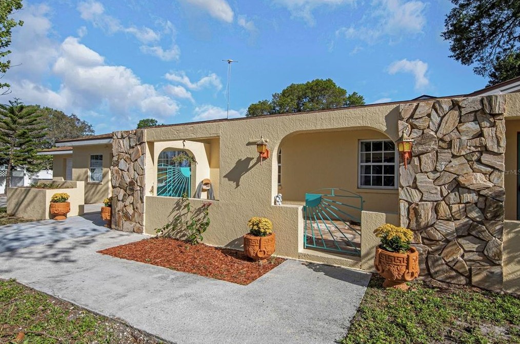 950 Orangeview Dr, Largo, FL 33778-1216