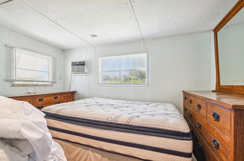 1151 Monaco Dr, Saint Petersburg FL  33702-1437 exterior