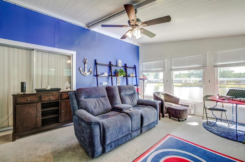 3112 Southport Dr, Tarpon Springs FL  34690-1945 exterior