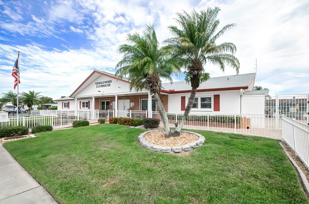 3112 Southport Dr, Tarpon Springs FL  34690-1945 exterior