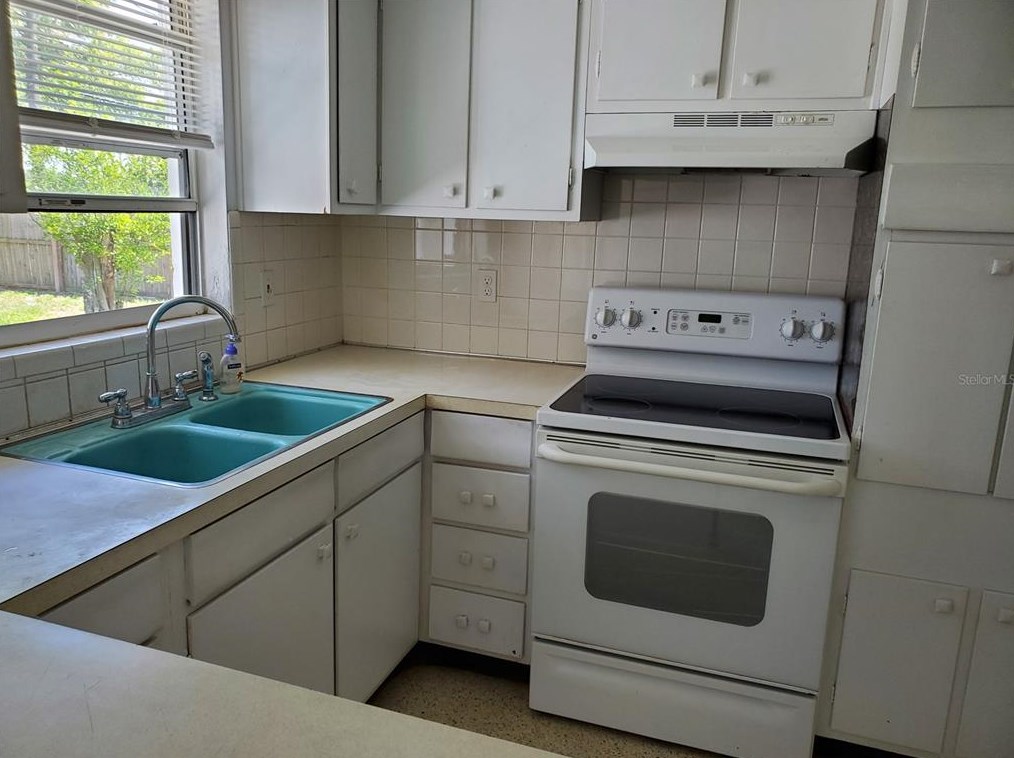 2122 Holiday Dr, Tarpon Springs, FL 34691