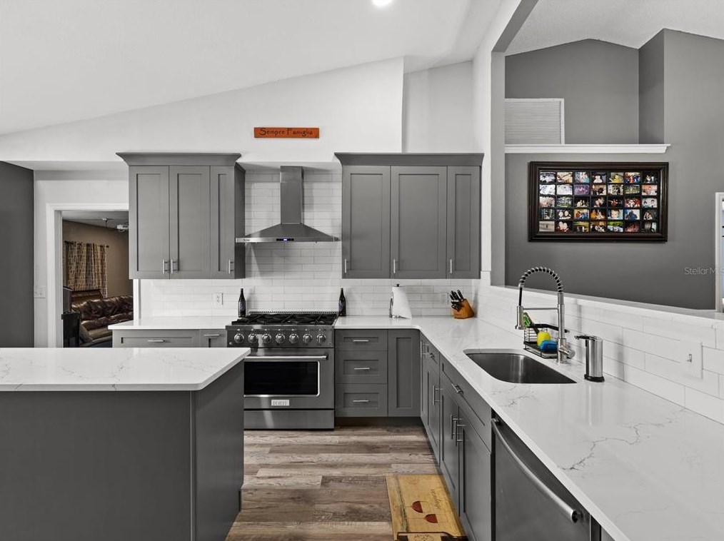 1409 Sunset Rd, Tarpon Springs FL  34689-2728 exterior