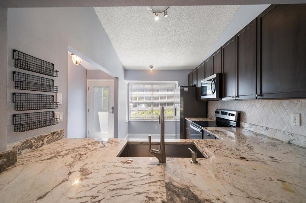 894 Jackson Ct, Palm Harbor FL  34683-6337 exterior