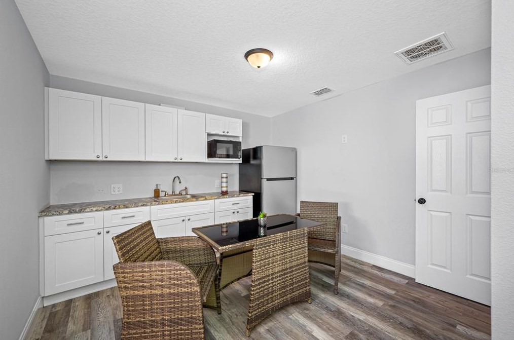 920 Castle Ct, Tampa FL  33612-8131 exterior