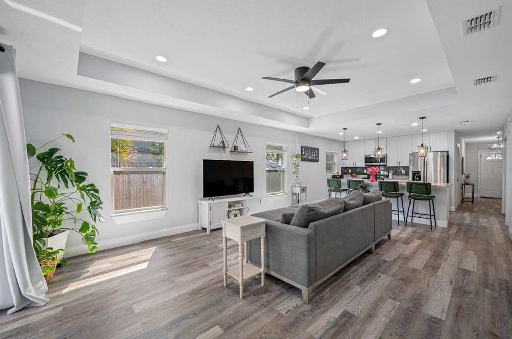 920 Castle Ct, Tampa FL  33612-8131 exterior