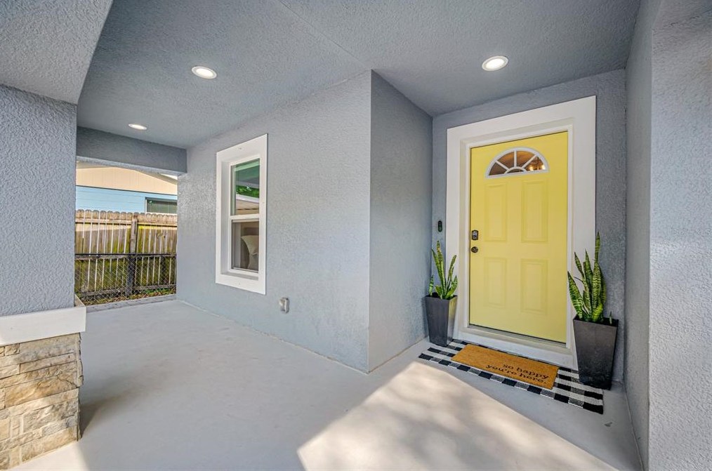 920 Castle Ct, Tampa FL  33612-8131 exterior