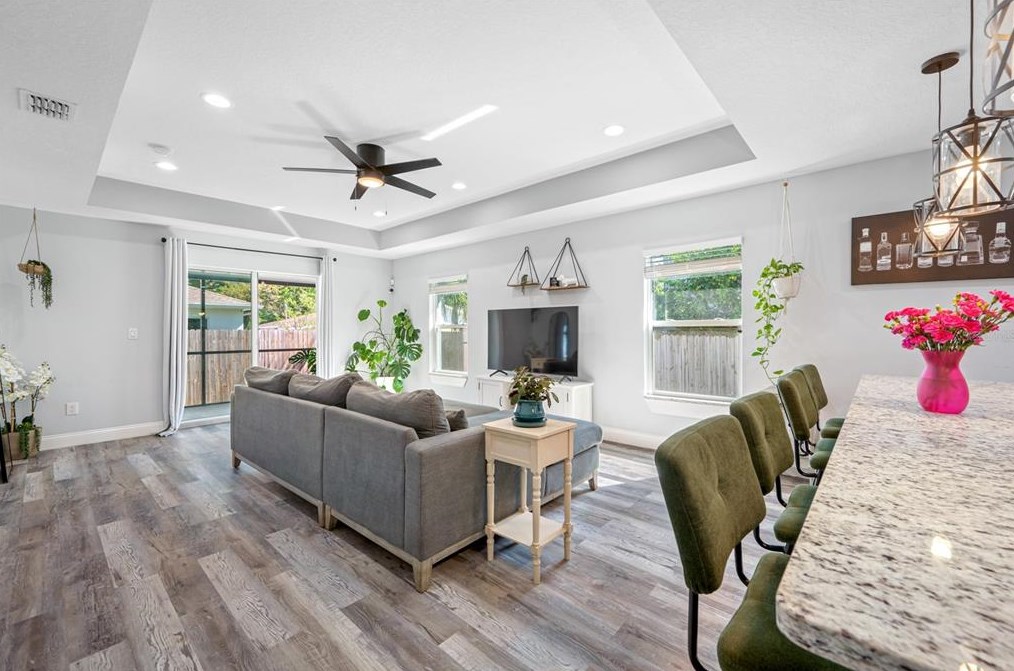 920 Castle Ct, Tampa FL  33612-8131 exterior