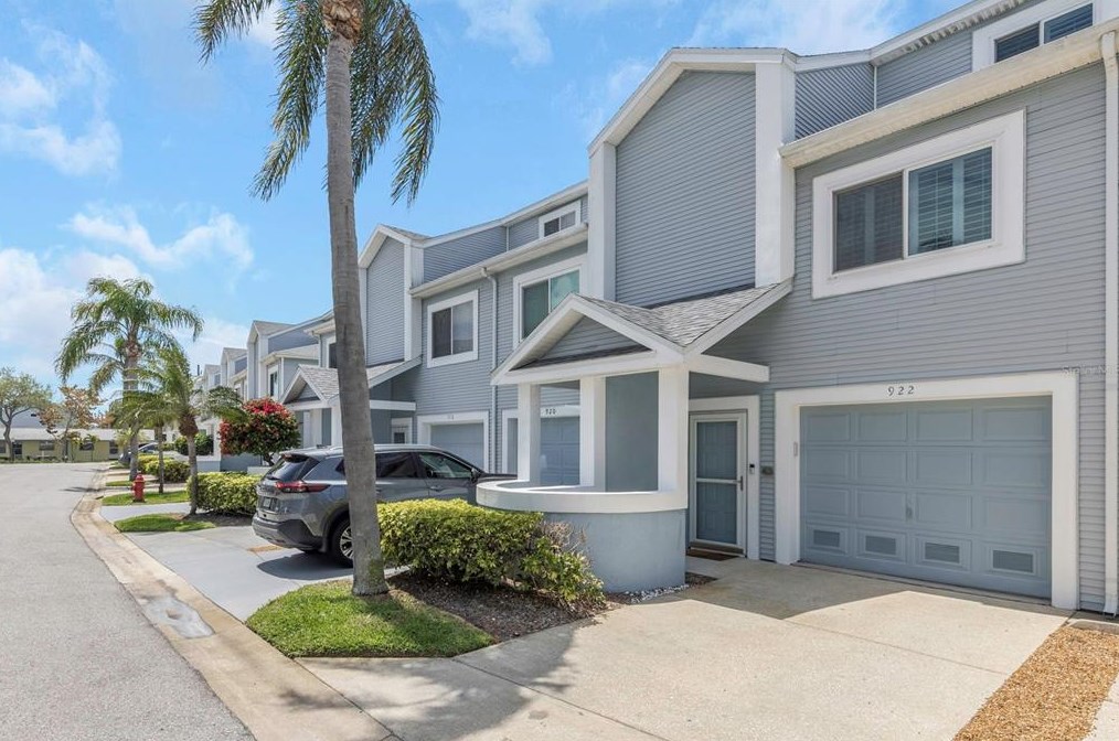 922 Harbour House Dr, Belleair Beach, FL 33785