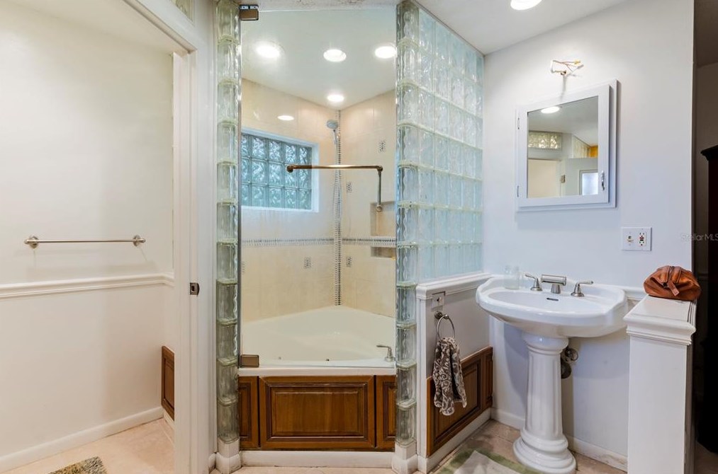 2045 Golf Vw Dr, Dunedin FL 34698-2330 exterior