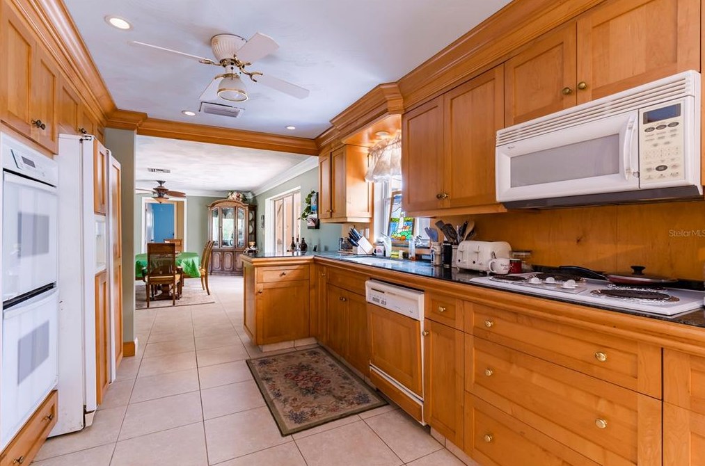 2045 Golf Vw Dr, Dunedin FL 34698-2330 exterior