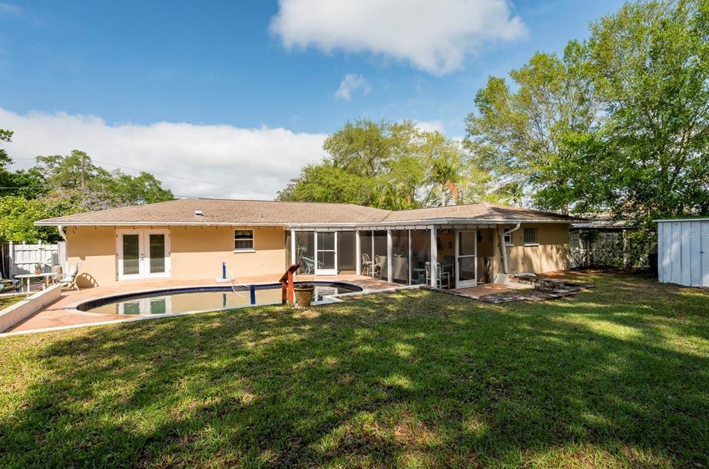 2045 Golf Vw Dr, Dunedin FL 34698-2330 exterior