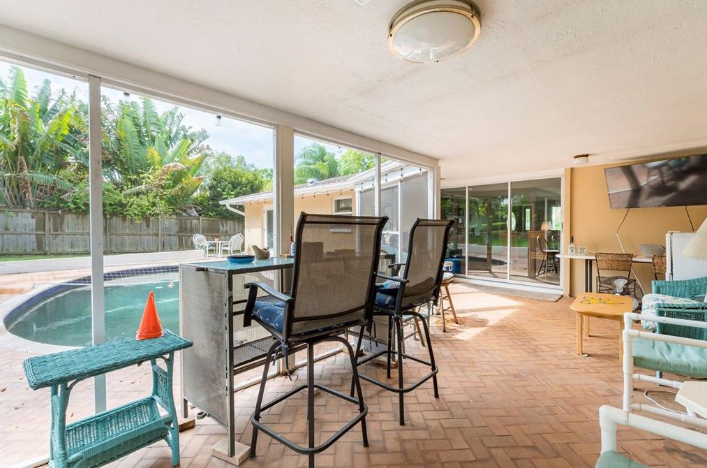 2045 Golf Vw Dr, Dunedin FL 34698-2330 exterior