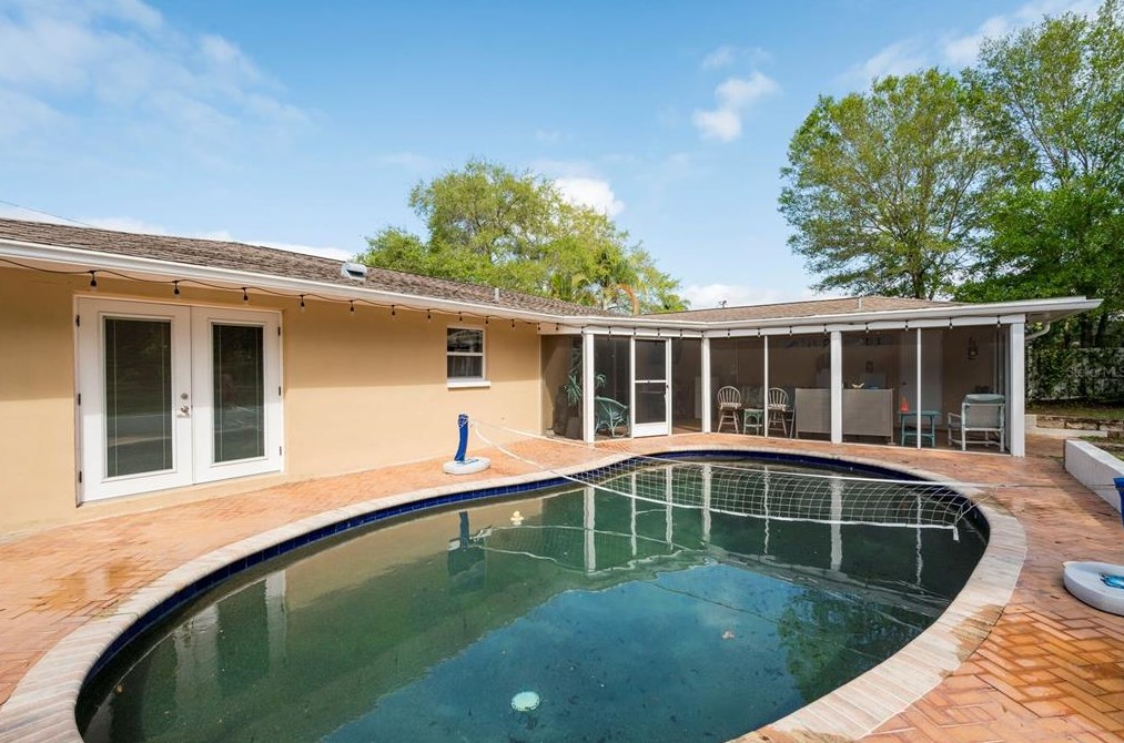 2045 Golf Vw Dr, Dunedin FL 34698-2330 exterior