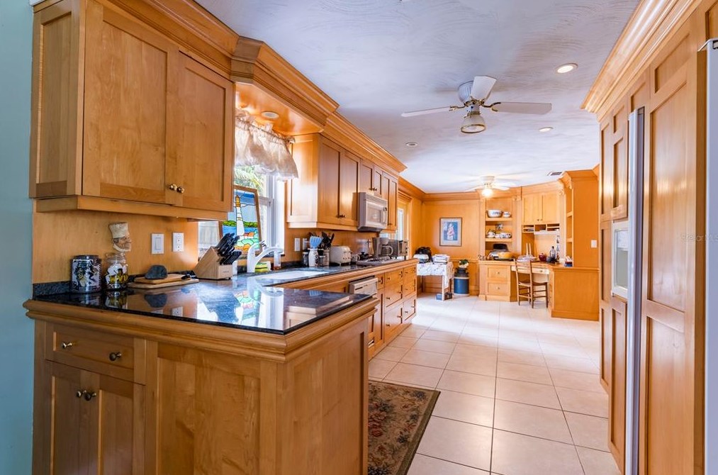 2045 Golf Vw Dr, Dunedin FL 34698-2330 exterior