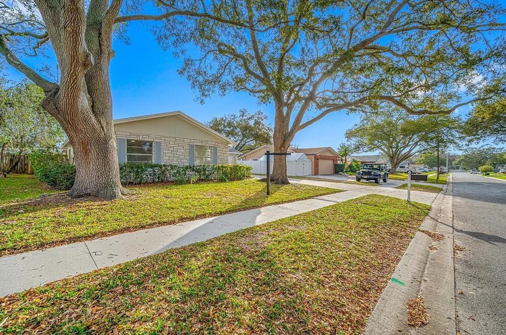 1869 Teakwood Ln, Dunedin, FL 34698
