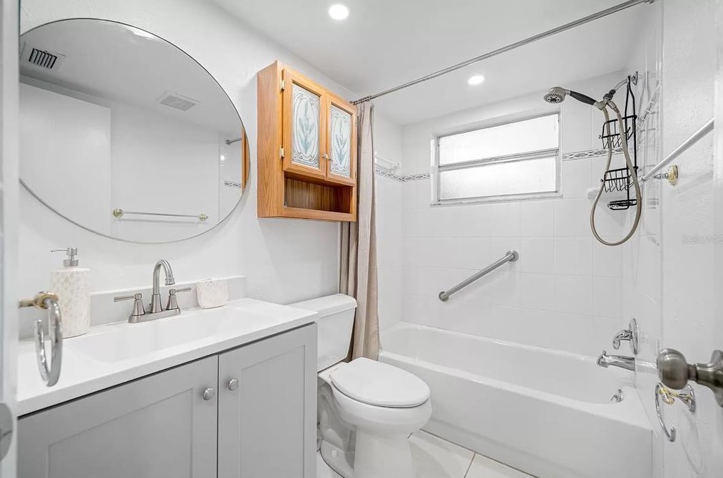 1869 Teakwood Ln, Dunedin FL  34698-4132 exterior