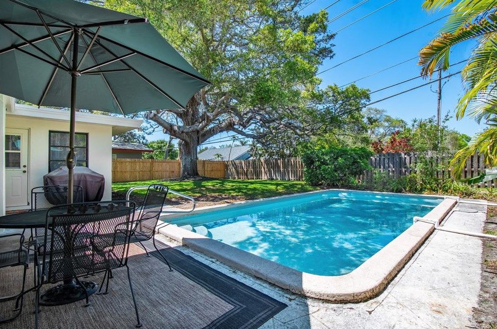 926 Lexington Dr, Dunedin FL  34698-8215 exterior