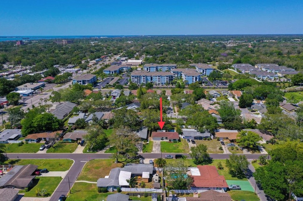 926 Lexington Dr, Dunedin FL  34698-8215 exterior