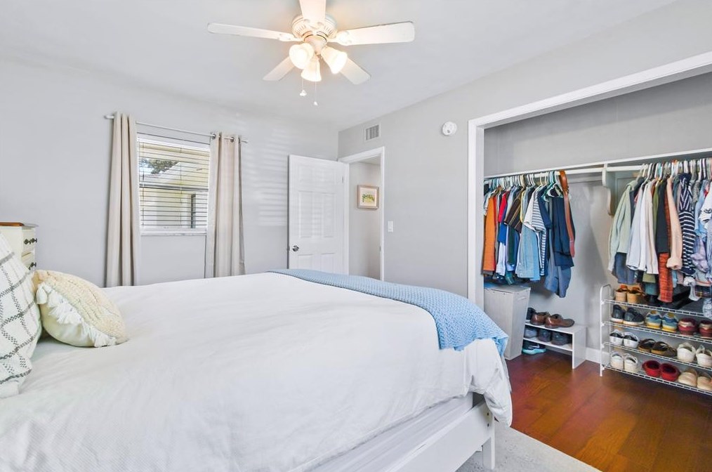926 Lexington Dr, Dunedin FL  34698-8215 exterior