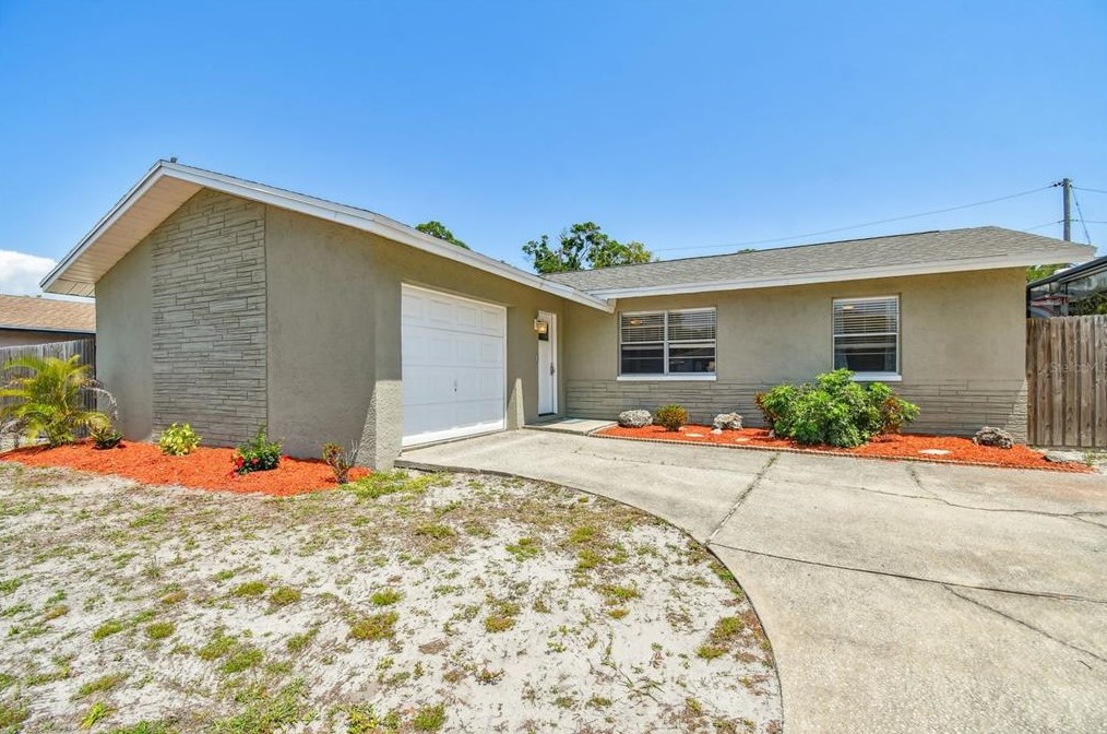 8213 129th St N, Largo, FL 33776