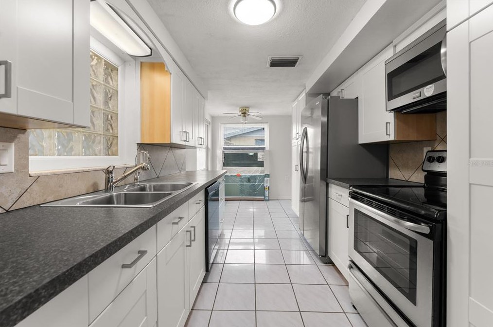 5550 Mosaic Dr, Tarpon Springs FL  34690-6405 exterior