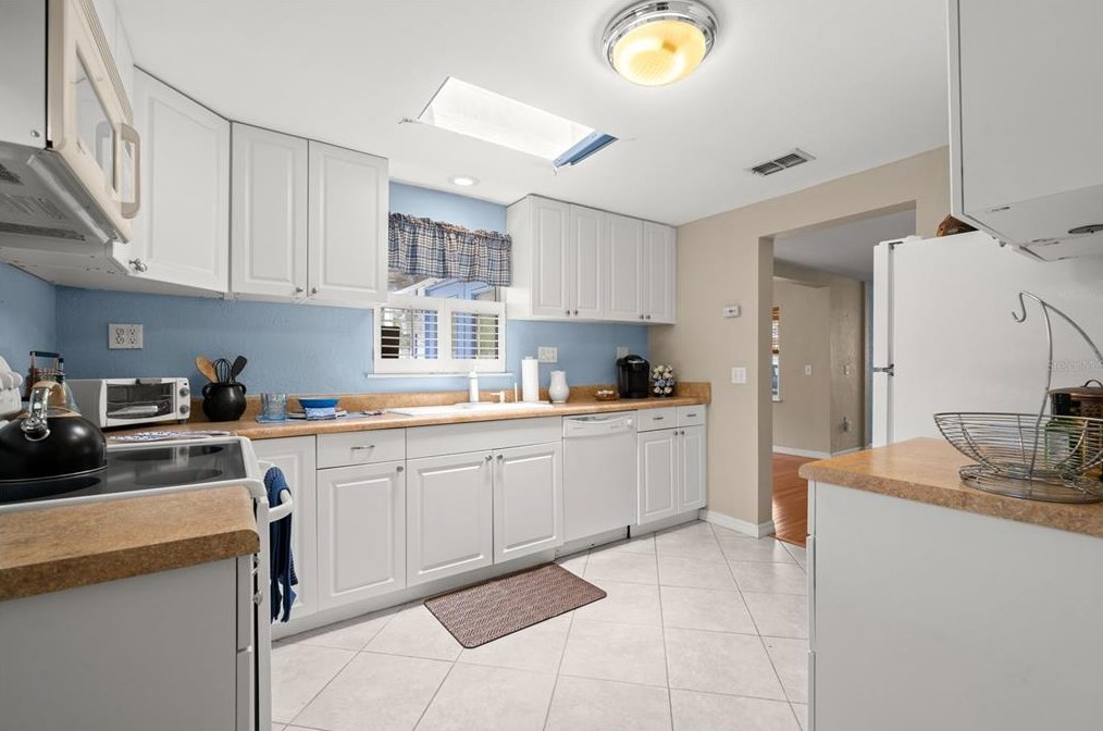 354 Colonial Ct, Dunedin FL  34698-8007 exterior