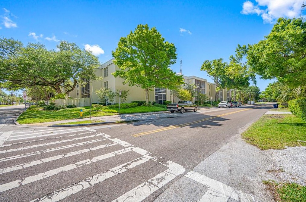 2302 Manhattan Ave, Tampa FL  33629-5662 exterior