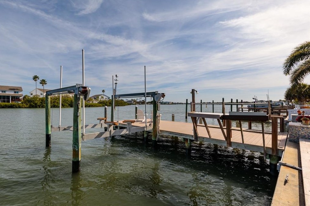 318 La Hacienda Dr, Belleair Beach FL  33785-3715 exterior