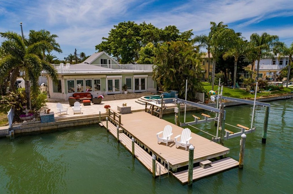 318 La Hacienda Dr, Belleair Beach FL  33785-3715 exterior