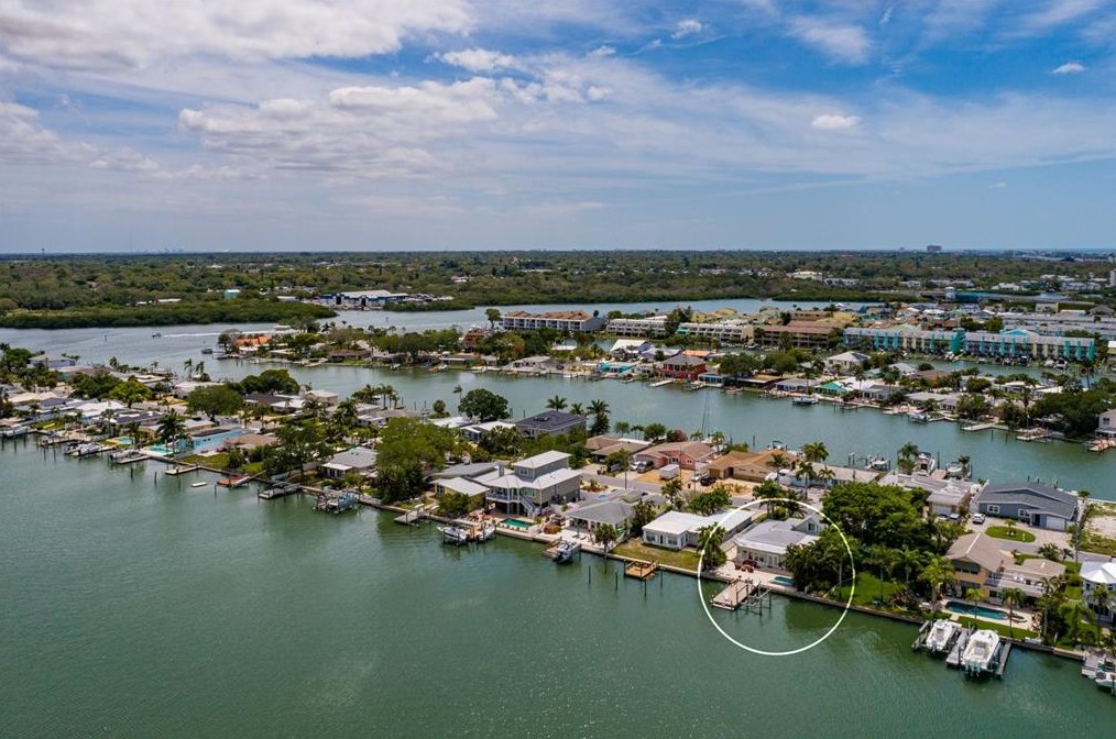 318 La Hacienda Dr, Belleair Beach FL  33785-3715 exterior