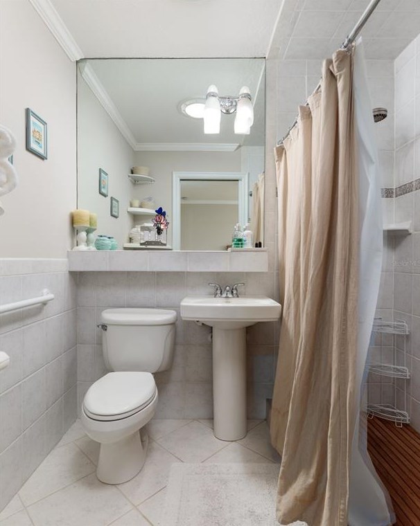 318 La Hacienda Dr, Belleair Beach FL  33785-3715 exterior