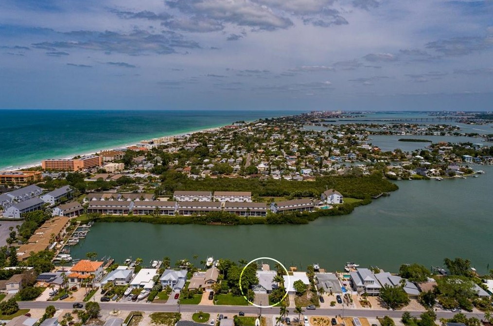 318 La Hacienda Dr, Belleair Beach, FL 33785