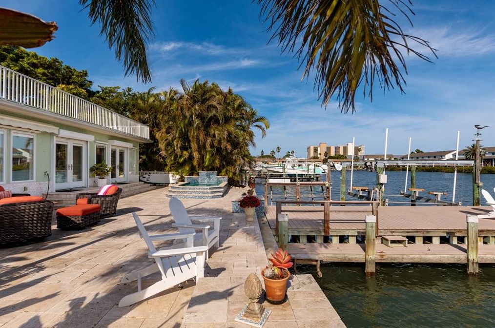 318 La Hacienda Dr, Belleair Beach FL  33785-3715 exterior