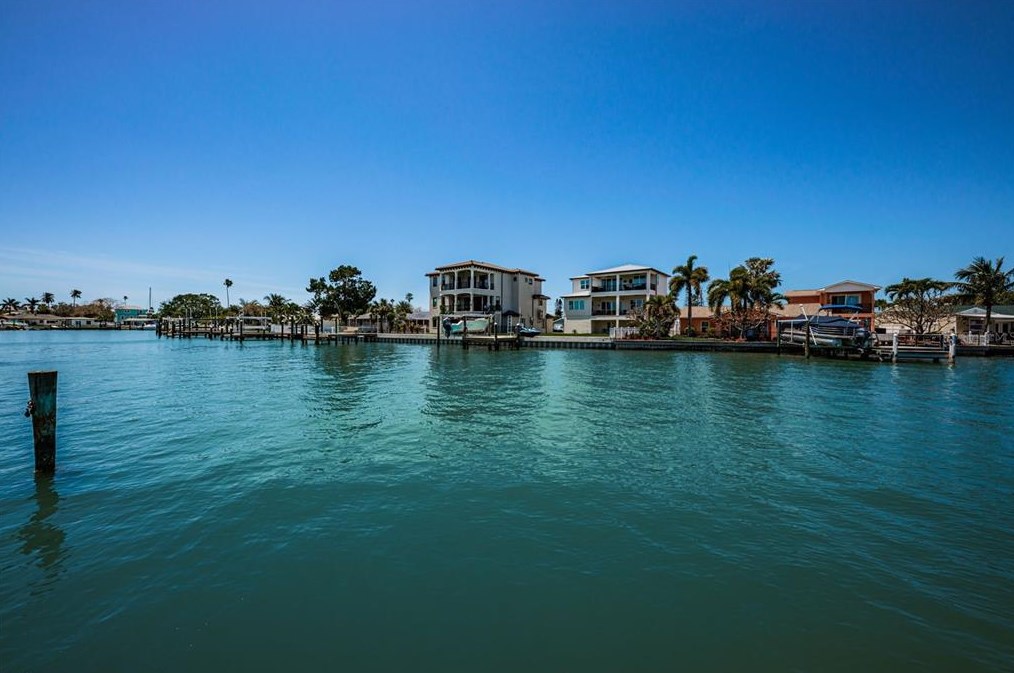 15922 Redington Dr, Saint Petersburg FL  33708-1746 exterior