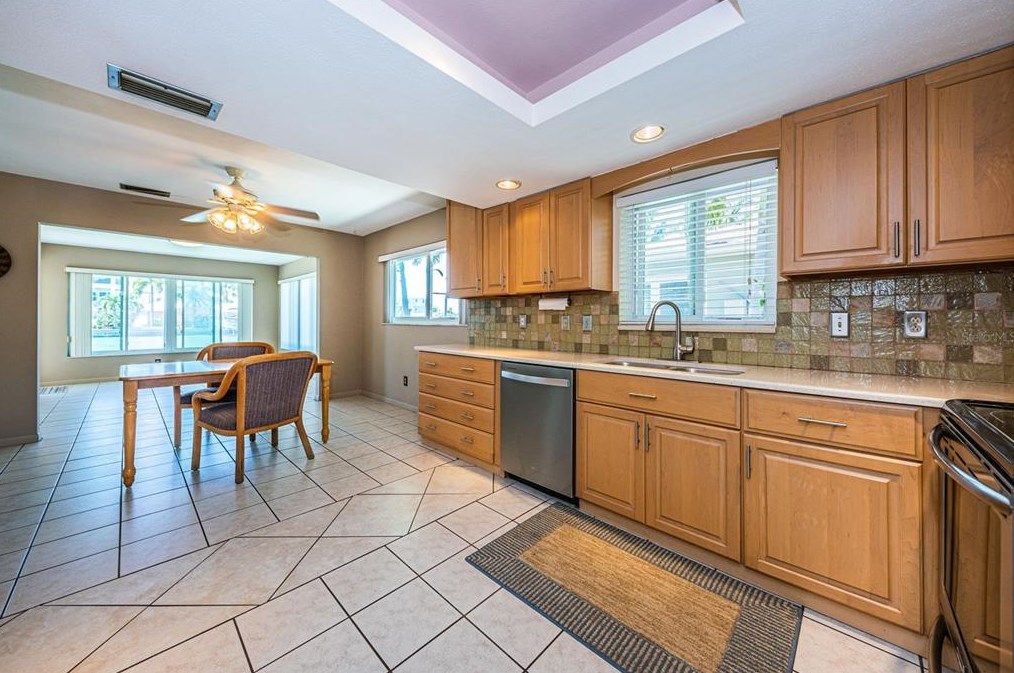 15922 Redington Dr, Saint Petersburg FL  33708-1746 exterior