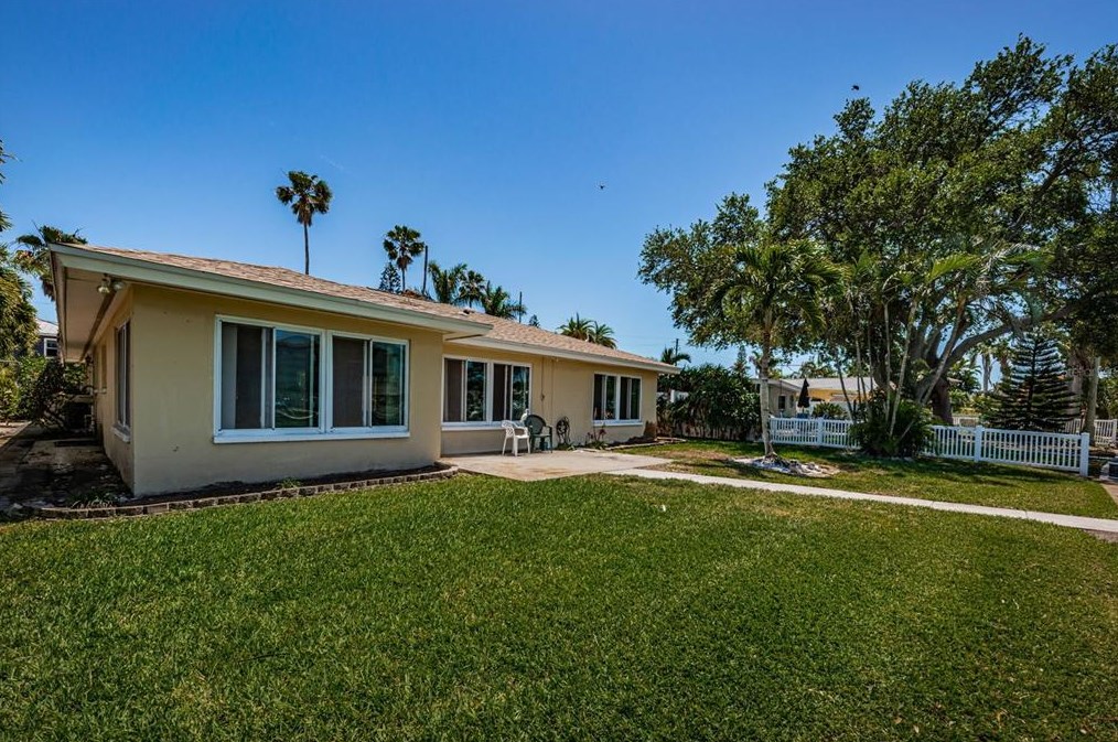 15922 Redington Dr, Saint Petersburg FL  33708-1746 exterior