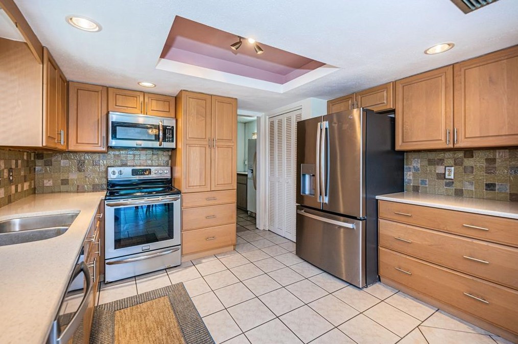 15922 Redington Dr, Saint Petersburg FL  33708-1746 exterior