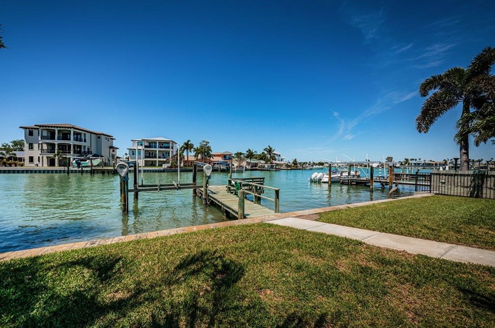 15922 Redington Dr, Saint Petersburg FL  33708-1746 exterior