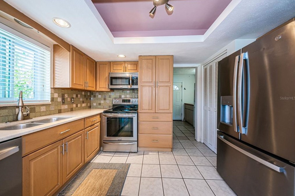 15922 Redington Dr, Saint Petersburg FL  33708-1746 exterior
