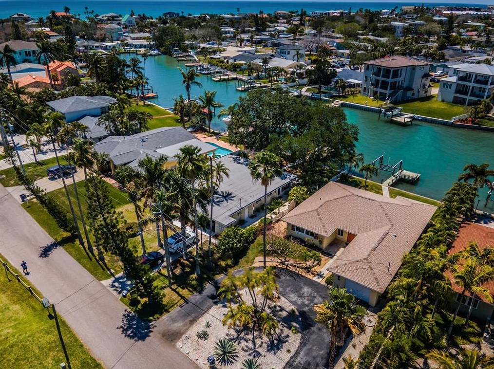 15922 Redington Dr, Saint Petersburg, FL 33708-1746